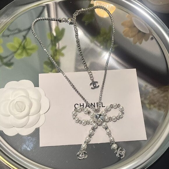 Chanel Butterfly Pearl Necklace - Picture 6 of 8